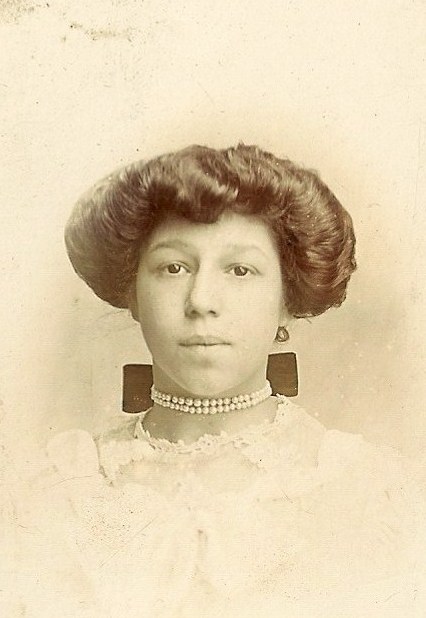 Photograph of Annie Louisa Knapp, 1881&ndash;1928